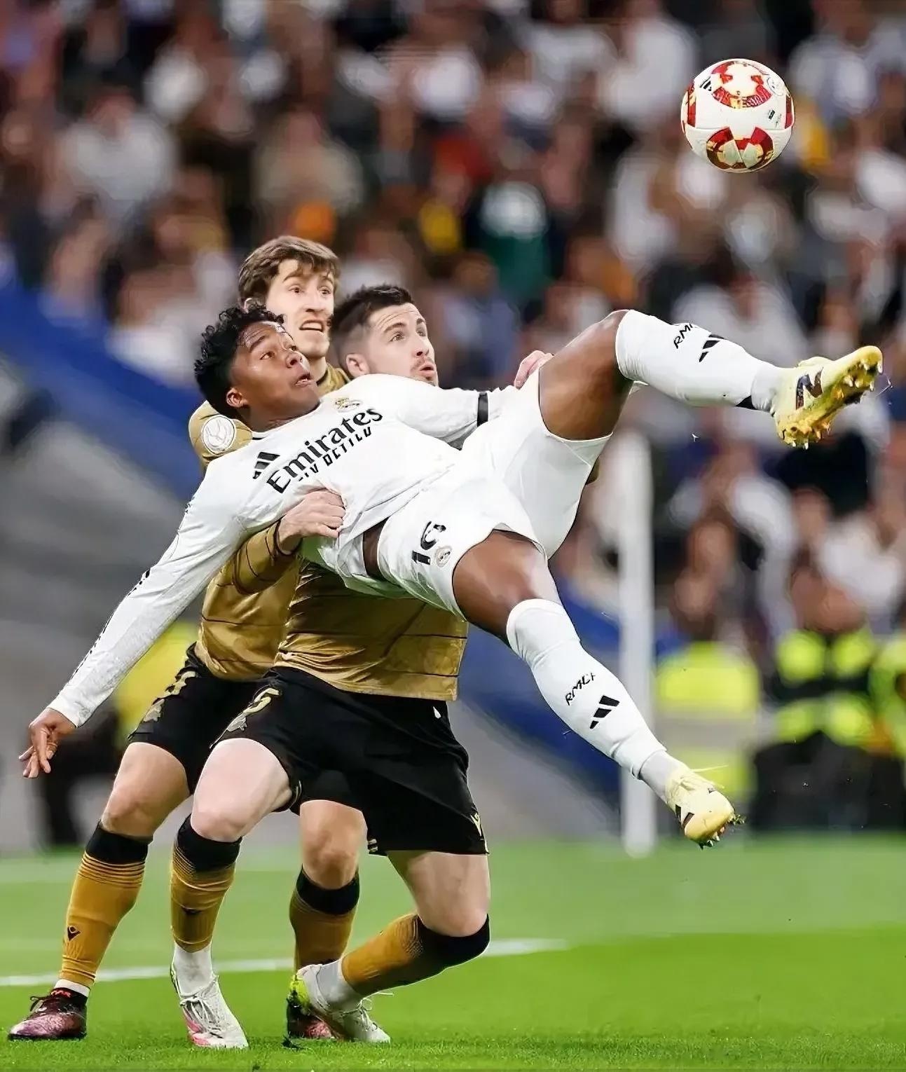 皇家马德里险胜晋级，成功晋级欧冠半决赛！(皇马锁定欧冠半决赛,是他们变强了吗?)