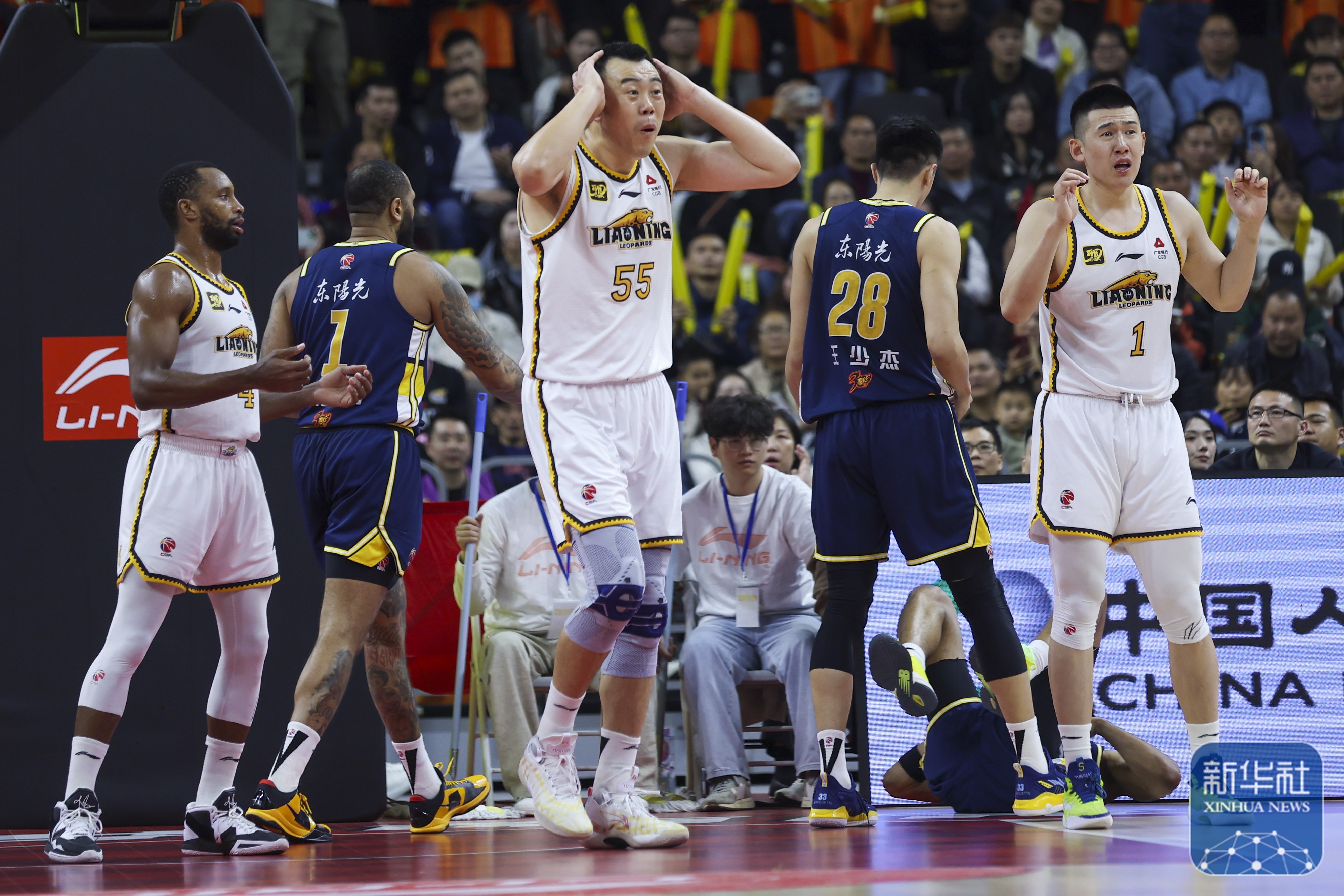 激情比赛燃烧全场，球员斗志昂扬